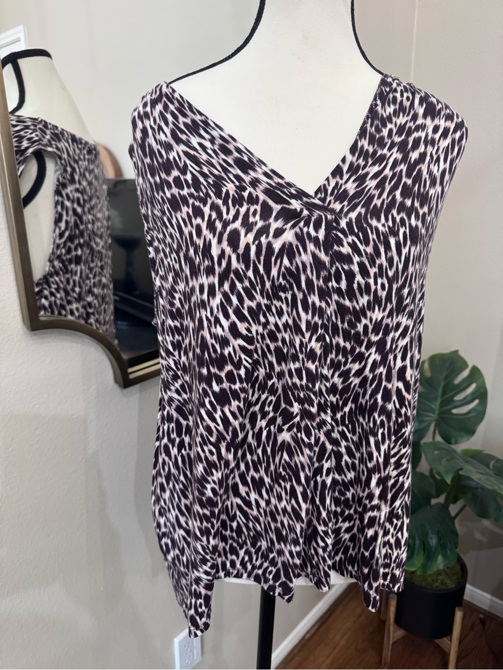 Liverpool Los Angeles Animal Print Sleeveless V-Neck Top Large